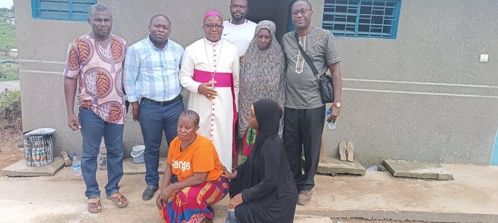 Després de la crida de Sant'Egidio per a les poblacions desallotjades a Abidjan, Costa d'Ivori, les ajudes es multipliquen i es troben nous habitatges
