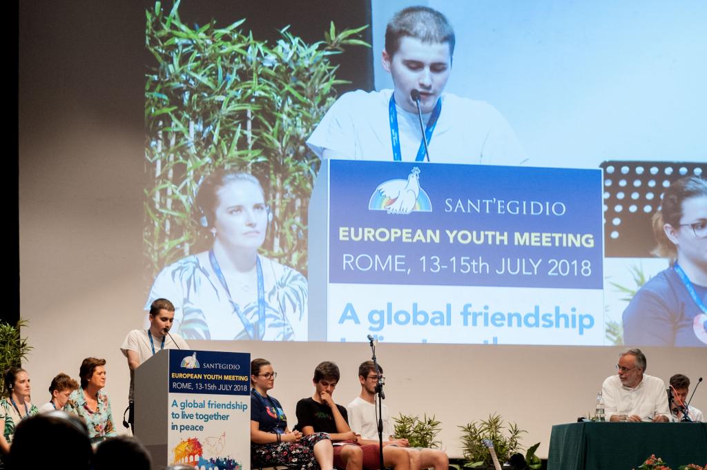 Livres para construir um mundo de paz. Andrea Riccardi com os jovens europeus reunidos em Roma para o Global friendship