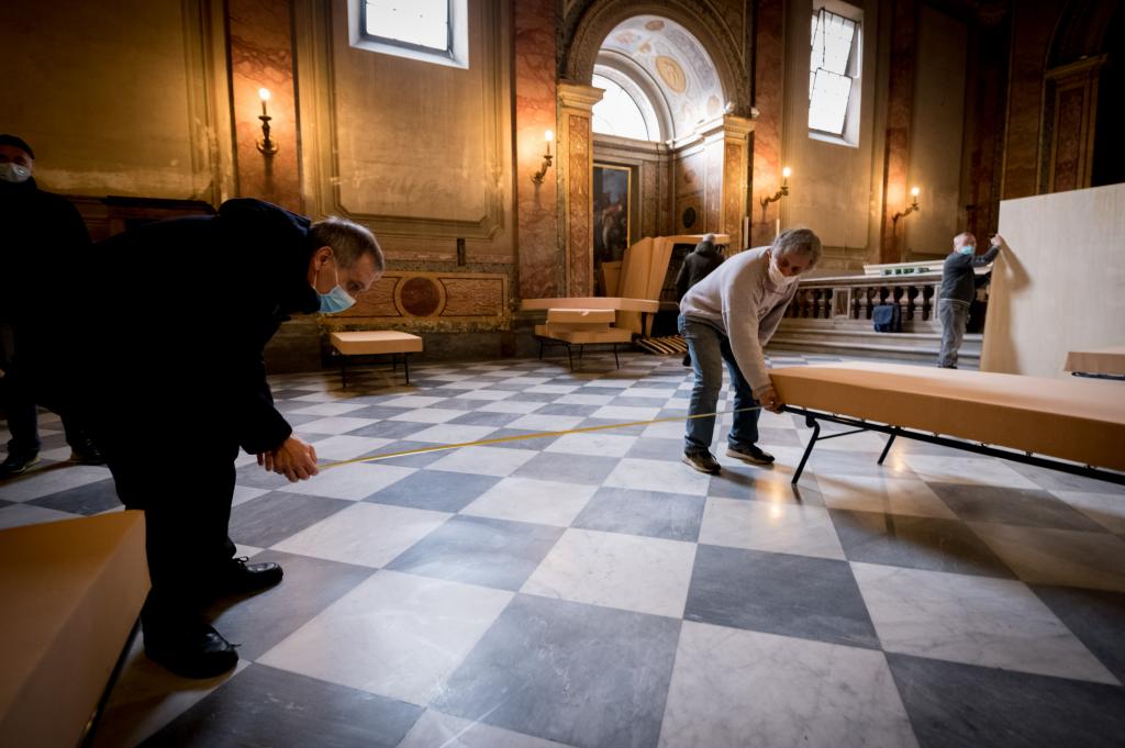 La chiesa di San Calisto a Roma aperta per l'ospitalità notturna dei senzatetto. Non dimentichiamo gli ultimi nel cuore della pandemia