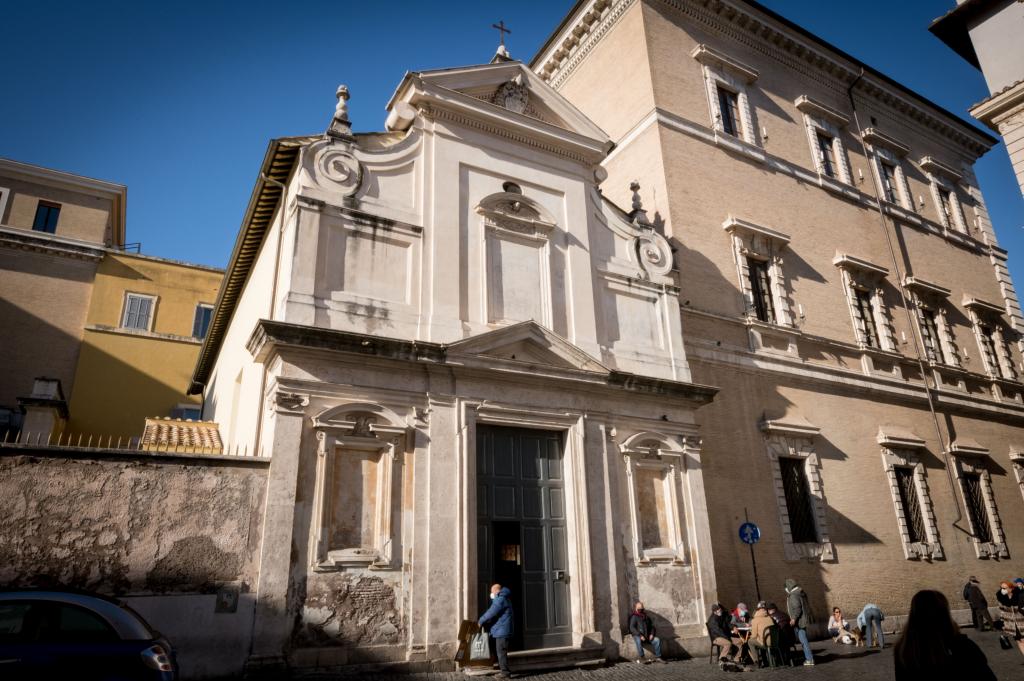 De kerk van San Calisto in Rome opent 's nachts de deuren voor daklozen. Laten we de laatsten niet vergeten in het hart van de pandemie