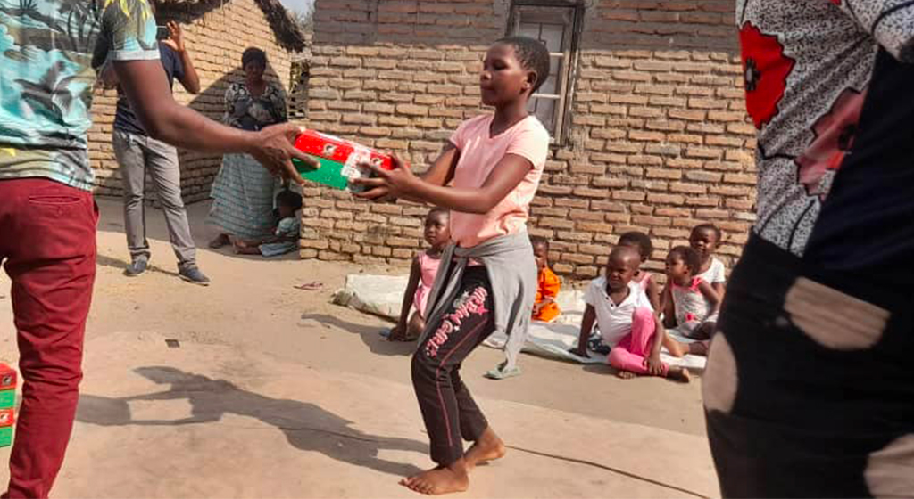Riaprono le scuole ed è subito festa a Mangochi, in Malawi, dove i bambini della Scuola della Pace ricevono un kit di materiale didattico