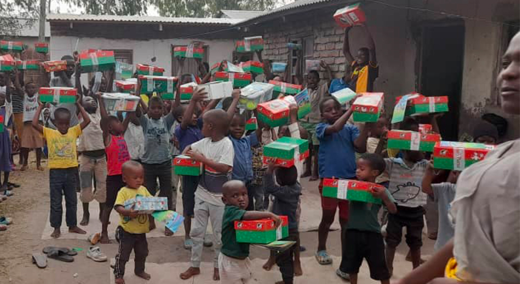 Riaprono le scuole ed è subito festa a Mangochi, in Malawi, dove i bambini della Scuola della Pace ricevono un kit di materiale didattico