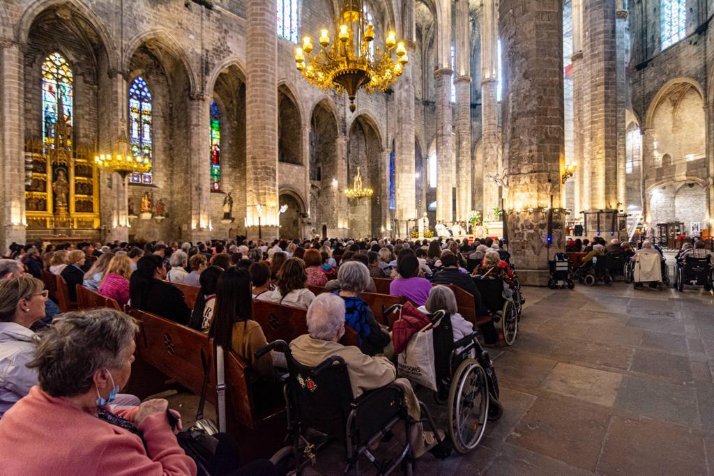 Celebración de los 55 años de Sant'Egidio en la basílica de Santa María del Mar de Barcelona con una liturgia presidida por mons. Vincenzo Paglia