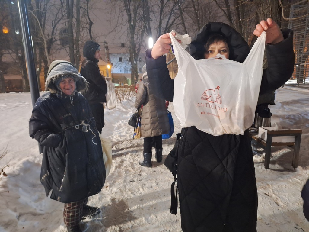 It's freezing cold in Lviv and there's a constant air alarm. Every evening, Sant'Egidio is out on the streets and brings food and relief supplies for all those living on the streets and seeking refuge